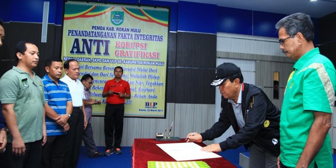 Teken Pakta Integritas Anti Korupsi Plt Bupati : Pejabat Harus Profesional Dan Jujur